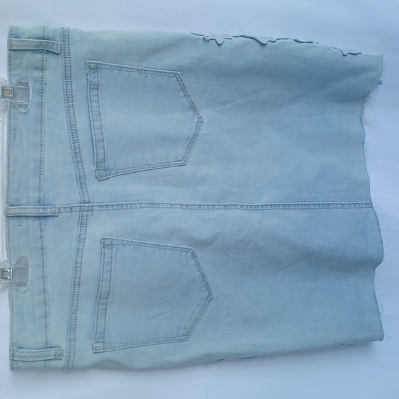 One 5 One Jean Skirt Light Wash, Lace Floral Applique, Size M, Raw Hem, 18" L - Picture 4 of 7